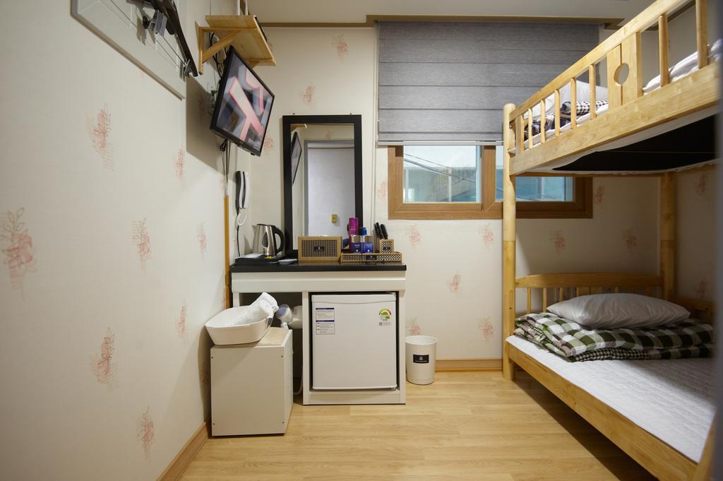 Dorcas Tourist Hostel Tongyeong Exterior photo